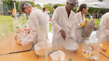 Students make liquid nitrogen ice cream