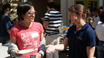 UC Davis GSP immigration advisor Stephanie Palmer speaks with a student from Taiwan during orientation
