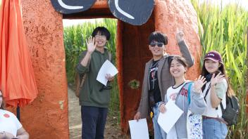 UC Davis GSP students get ready to enter the corn maze