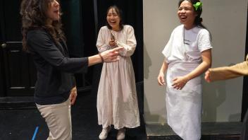 Leavy chats and jokes with two students after their performances