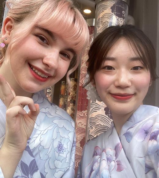 Anna Nishida and her American friend pose in kimonos
