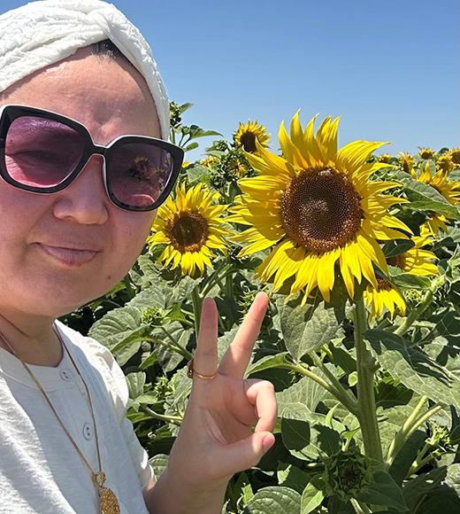 Lira Konys poses sunflower
