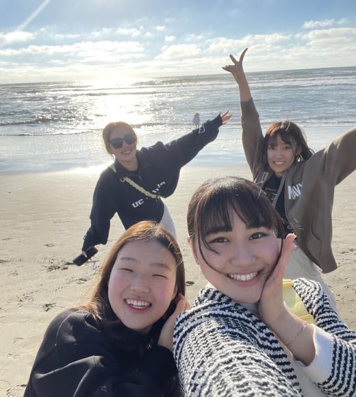 UC Davis International Programs student takes a selfie with friends at the beach Mizuki Iitaka
