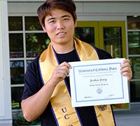 Shandong Ag Univ grad student poses with his UC Davis Global Study Program certificate